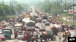 Konvoj Srba izbjeglih tokom akcije "Oluja" na ulazu u Banju Luku, 7. kolovoz 1995. godine