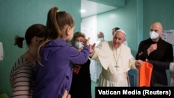Папа Римський Франциск під час відвідування в лікарні українських дітей-біженців, які виїхали з України в час масштабного вторгнення Росії. Рим, Італія, 19 березня 2022 року
