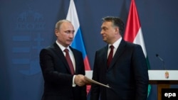 Премьер-министр Венгрии Виктор Орбан (справа) с президентом России Владимиром Путиным после завершения их совместной пресс-конференции в здании парламента в Будапеште, 17 февраля 2015 года