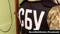 Під час обшуків у затриманого вилучили смартфони, флеш-накопичувачі та 8 українських сім-карт