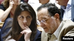 Министр энергетики Греции и глава крайне левого фланга правящей партии СИРИЗА Панайотис Лафазанис (справа) и спикер парламента Зои Константинопулу перед заседанием парламентской группы правящей партии СИРИЗА в Афинах, 15 июля 2015 года