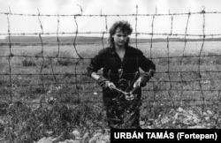 Un bărbat taie gardul de sîrmă ghimpată snips de la granița dintre Austria și Ungaria în 1989. În aprilie acel an, gardul electric de la graniță a fost deconectat de la curent. Mai multe părți ale gardului a fost după aceea îndepărtate și Cortina de Fier care separa Europa occidentală de Europa de est comunistă a căzut..