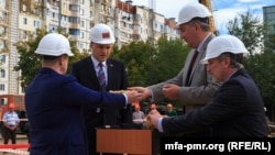 Fostul lider de la Tiraspol Evgheni Şevciuk (stânga) şi ex-vicepremierul rus Dmitri Rogozin (centru), inaugurând lucrările unei construcții la Tiraspol. 05.09.13