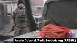 31-річний водій морпіхів Василь чекає на завантаження води та продуктів (на фото видно моркву) для транспортування на одну з передових позицій