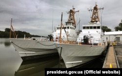 Два патрульні катери класу «Айленд», які США передали Військово-морським силам України. Балтимор, 27 вересня 2018 року