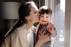 Українська модель і телеведуча Алла Костромічова разом з сином