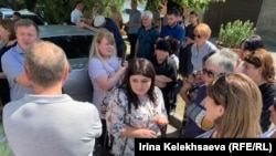 Зарина Дзагоева (в центре), депутат парламента Давид Санакоев (слева)