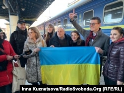 69-річний кримський журналіст Радіо Свобода Микола Семена (у центрі) приїхав до Києва після чотирьох років заборони на виїзд із Криму. 19 лютого 2020 року