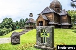 Пам’ятник жертвам Голодомору-геноциду в Україні 1932–1933 років у Бразилії біля української церкви. Місто Куритиба