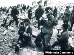 В'язні ГУЛАГу СРСР на каторжних роботах (архівне фото)