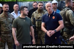 Президент Украины Владимир Зеленский (слева) и мэр Одессы Геннадий Труханов напротив жилого многоэтажного дома, повреждённого российской ракетой. Одесса, 18 июня 2022 года