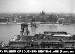 Budapesta distrusă de război în 1945. Aceste fotografii sînt din arhiva Fortepan archive, o colecție de mai mult de 100,000 de fotografii luate între 1900-1990, acoperind în majoritate istoria Ungariei.