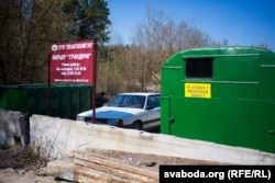 Тэрыторыя з карʼерамі належыць «Спэцаўтагаспадарцы». Праход туды, паводле шыльдаў, забаронены