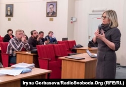 Олена Стяжкіна читає лекцію з історії