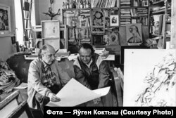 Арлен Кашкурэвіч і пісьменьнік Алесь Адамовіч. Фота Яўгена Коктыша