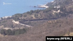 Забор возле Оливы и Кастрополя, трасса Ялта-Симферополь