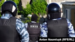 Российские силовики во время обысков в Крыму, архивное фото