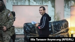 Сервер Мустафаєв у супроводі російських силовиків на другий день після свого затримання. Сімферополь, 22 травня 2018 року