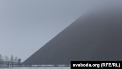 Адвалы адпрацаванай руды ў Салігорску, побач з прадпрыемствам "Беларуськалій". Ілюстрацыйнае фота