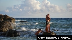 Діти на пляжі під Балаклавою. Архівне фото