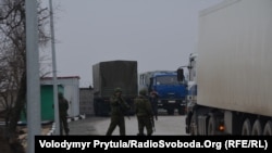 Российские военные в аэропорту Симферополя, архивное фото