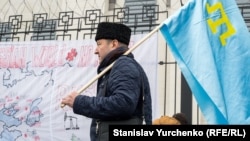 Різа Шевкієв на пікеті біля російського посольства у Києві, грудень 2015 року