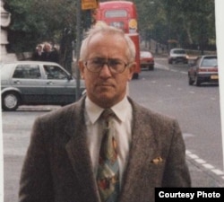 Олег Гордієвський у Лондоні. Фото з особистого архіву, початок 1990-х років