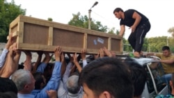 Гроб с телом таджикского мигранта, доставленный из России в Душанбе, 2019 год