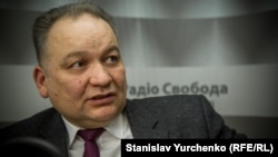 Глава КРЦ Ескендер Барієв зазначив, що частина обшуків та затримань відбуваються вночі, а незалежні адвокати стикаються з тиском та закликами «вирішити питання тихо»