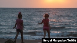  Дети на берегу Азовского моря в поселке Курортное. Иллюстративное фото