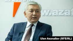 Иса Өмүркулов "Азаттыктын" студиясында.