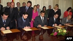 Потпишување на Рамковниот договор во Скопје на 13 август 2001 година.