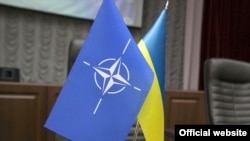 Тим часом, відсоток тих, хто вважає, що Україну ніколи не приймуть до НАТО, зріс до 33%, свідчать результати дослідження