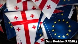 Флаги Грузии и ЕС, архивная фотография