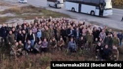 Звільнені з російського полону 108 жінок, 17 жовтня 2022 року. Із них, за словами голови Офісу президента України, 37 евакуйованих з «Азовсталі», 11 офіцерів, 85 – рядових і сержантів