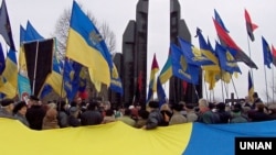 Під час вшанування Героїв Базару біля центральної споруди меморіалу, що біля села Базар на Житомирщині, 18 листопада 2006 року