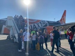 Українські туристи заходять на літак до Києва, аеропорт міста Шарм-ель-Шейх