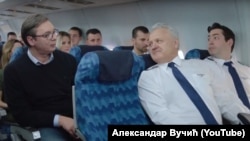 Deo iz predizbornog spota u avionu