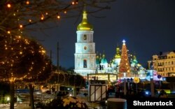 Архівне фото. Різдвяно-новорічна ялинка біля Софії Київської, собору періоду України-Русі (1011 рік). Київ, грудень 2021 року
