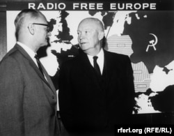 Експрезидент США Дуайт Ейзенхауер розмовляє з директором Радіо Свобода Родні Смітом перед картою, що показує зону мовлення Радіо Свобода на початку 1960-х років