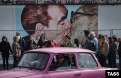 Л.Брежнев менен Э.Хонеккердин "бир туугандык өбүшүүсү" чагылдырылган Д.Врубелдин эмгеги. Берлин. TASS.