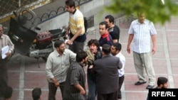 بازداشت معترضان به نتایج انتخابات خرداد ۸۸ توسط نیروهای اطلاعاتی و لباس‌شخصی