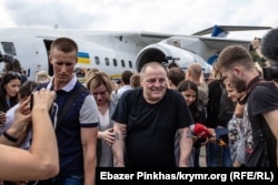 Эдем Бекиров в аэропорту «Борисполь» после возвращения из российского заключения, 2019 год