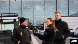 За даними поліції, аеропорт наразі закритий для зльоту та посадки, оскільки в цьому районі були зафіксовані 2-3 «великі дрони»