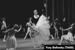 28 елдан соң иленә кайткан Рудольф Нуриев Киров театры сәхнәсендә Жанна Әюпова белән "Сильфида" балетында төп партияне башкара, 17 ноябрь 1989