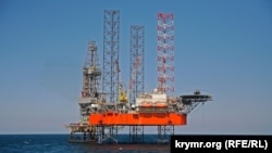 Самопідіймальна бурова установка «Петро Годованець», що належить ДАТ «Чорноморнафтогаз» на шельфі Чорного моря, одна з двох так званих «вишок Бойка», 2012 рік