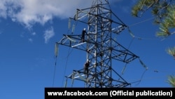 Специалисты ГУП РК «Крымэнерго» производят замену поврежденной высоковольтной опоры. иллюстрационное фото