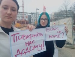 Українська журналістка Тетяна Калениченко (ліворуч) та її колега в аеропорту міста Франкфурт-на-Майні