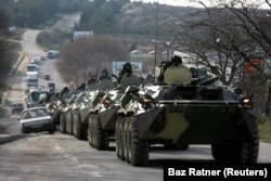 Колонна российских бронетранспортеров на автотрассе возле Симферополя, март 2014 года