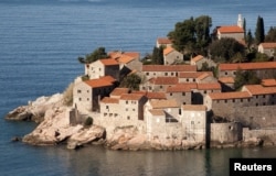 Sveti Stefan, pe malul Mării Adriatice